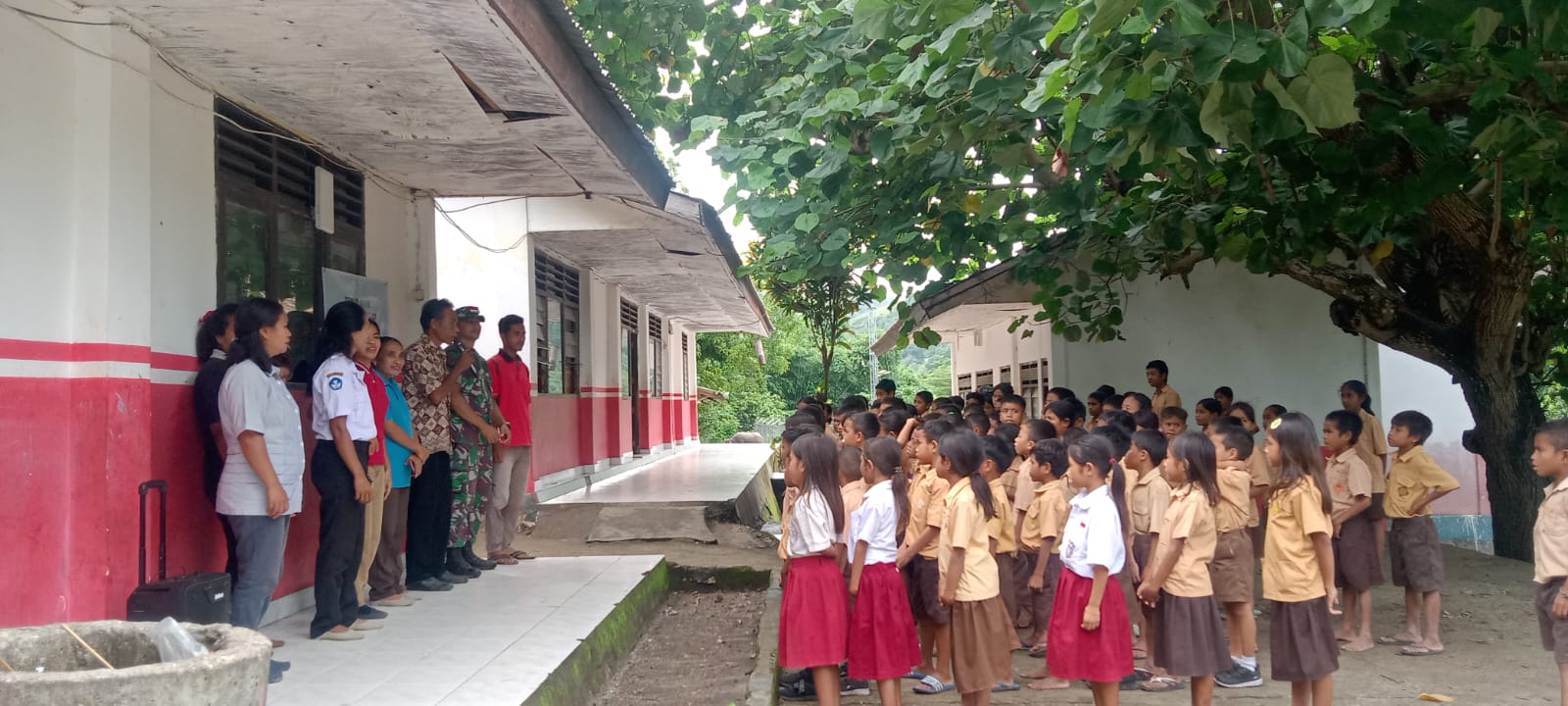 Membentuk Karakter Dan Disiplin Sejak Dini, Babinsa Berikan Pelatihan Peraturan Baris Berbaris (PBB) Tingkat SD