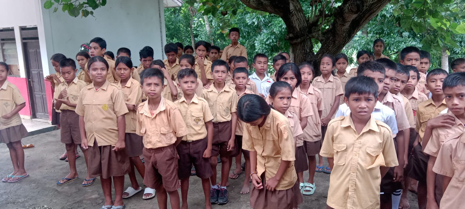 Membentuk Karakter Dan Disiplin Sejak Dini, Babinsa Berikan Pelatihan Peraturan Baris Berbaris (PBB) Tingkat SD