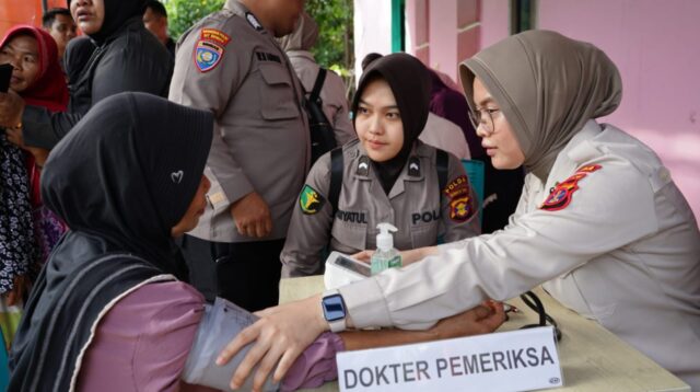 Peduli Masyarakat, Polda Kaltim Gelar Bhakti Kesehatan dan Jumat Berkah di Balikpapan Timur