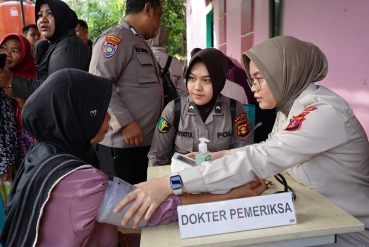Peduli Masyarakat, Polda Kaltim Gelar Bhakti Kesehatan dan Jumat Berkah di Balikpapan Timur