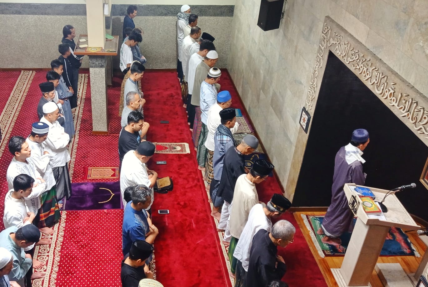 Penjabat Gubernur Bey Machmudin Tarawih di Masjid Tertua di Bandung