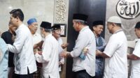 Penjabat Gubernur Bey Machmudin Tarawih di Masjid Tertua di Bandung