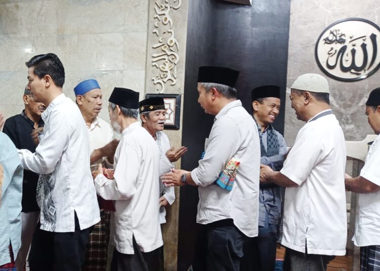 Penjabat Gubernur Bey Machmudin Tarawih di Masjid Tertua di Bandung Penjabat Gubernur Bey Machmudin Tarawih di Masjid Tertua di Bandung