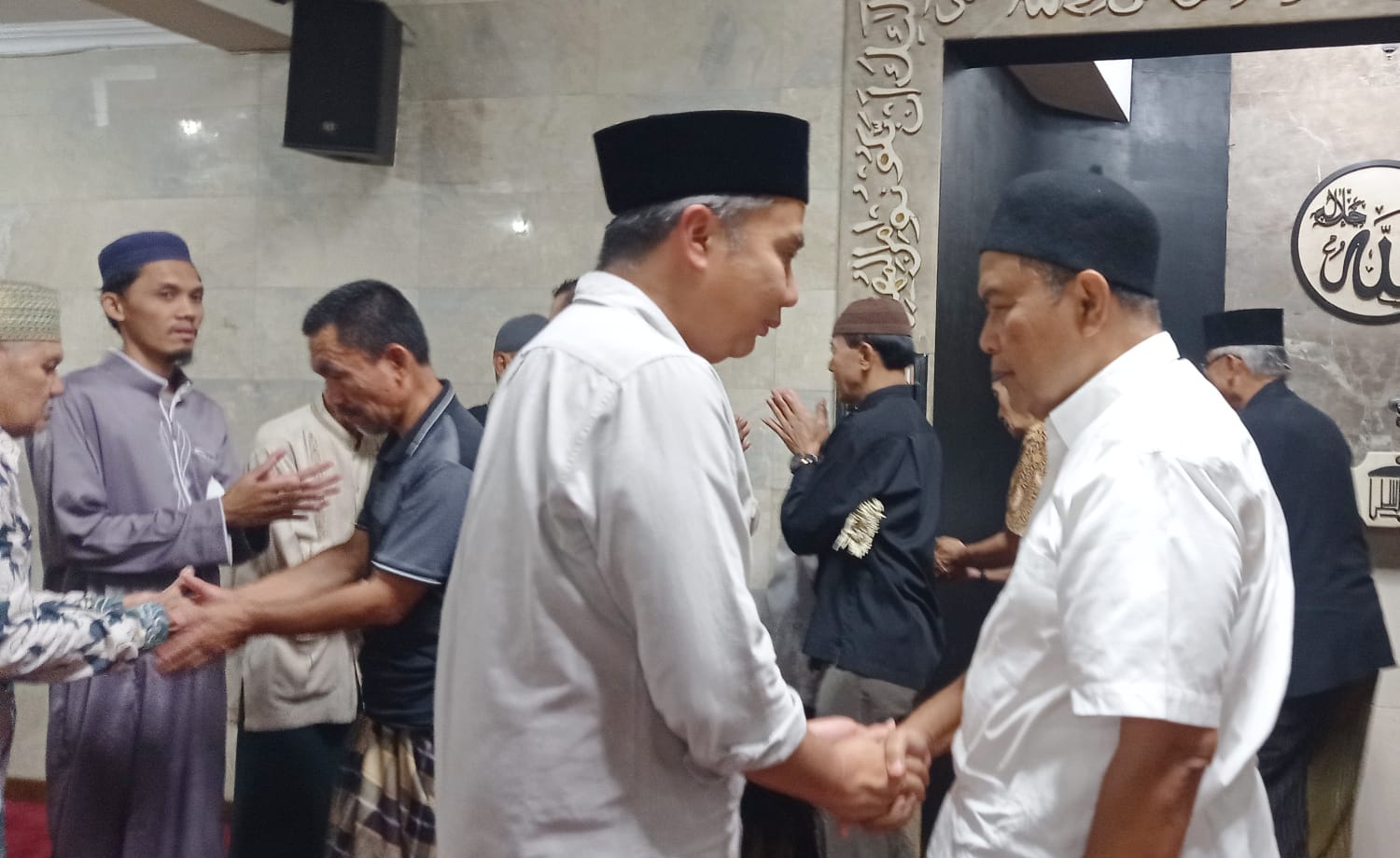 Penjabat Gubernur Bey Machmudin Tarawih di Masjid Tertua di Bandung