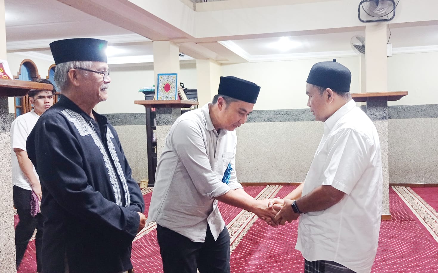 Penjabat Gubernur Bey Machmudin Tarawih di Masjid Tertua di Bandung