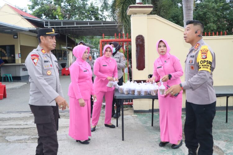 Berbagi Dibulan Ramadhan, Kapolres Bima Pimpin Pembagian Takjil Berbuka Puasa Berbagi Dibulan Ramadhan, Kapolres Bima Pimpin Pembagian Takjil Berbuka Puasa