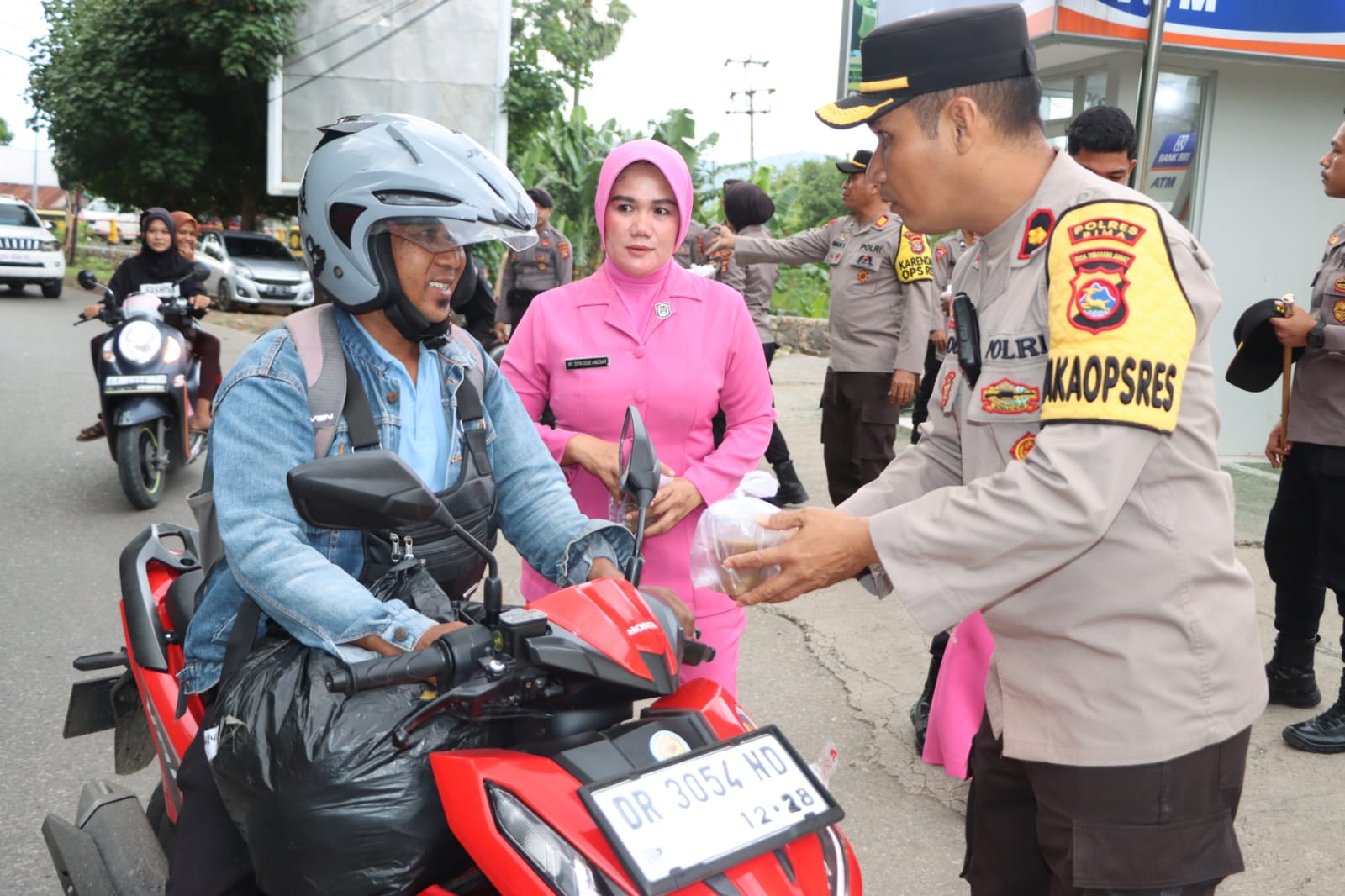 Berbagi Dibulan Ramadhan, Kapolres Bima Pimpin Pembagian Takjil Berbuka Puasa