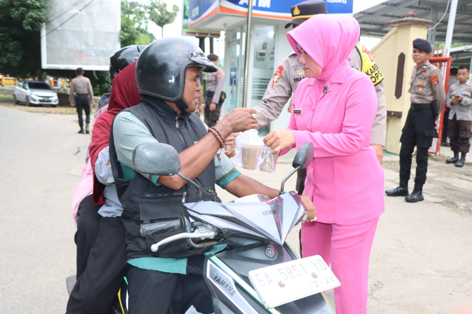 Berbagi Dibulan Ramadhan, Kapolres Bima Pimpin Pembagian Takjil Berbuka Puasa