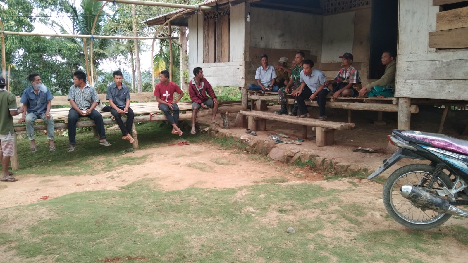 Cuaca Tidak Menentu, Babinsa Menghimbau Warga Tetap Waspada Dan Menjaga Faktor Keamanan Dalam Beraktivitas