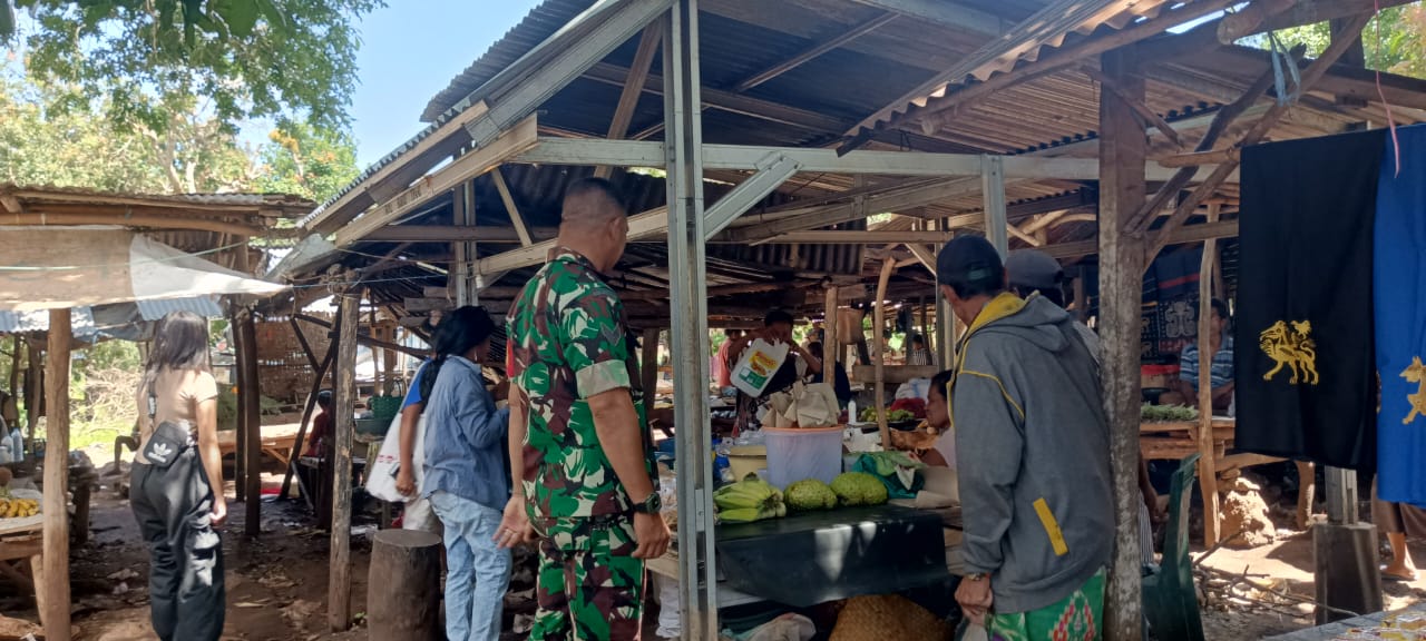Terjun Langsung Ke Pasar Tradisional, Babinsa Koramil 03/Pahunga Lodu Cek Harga Sembako