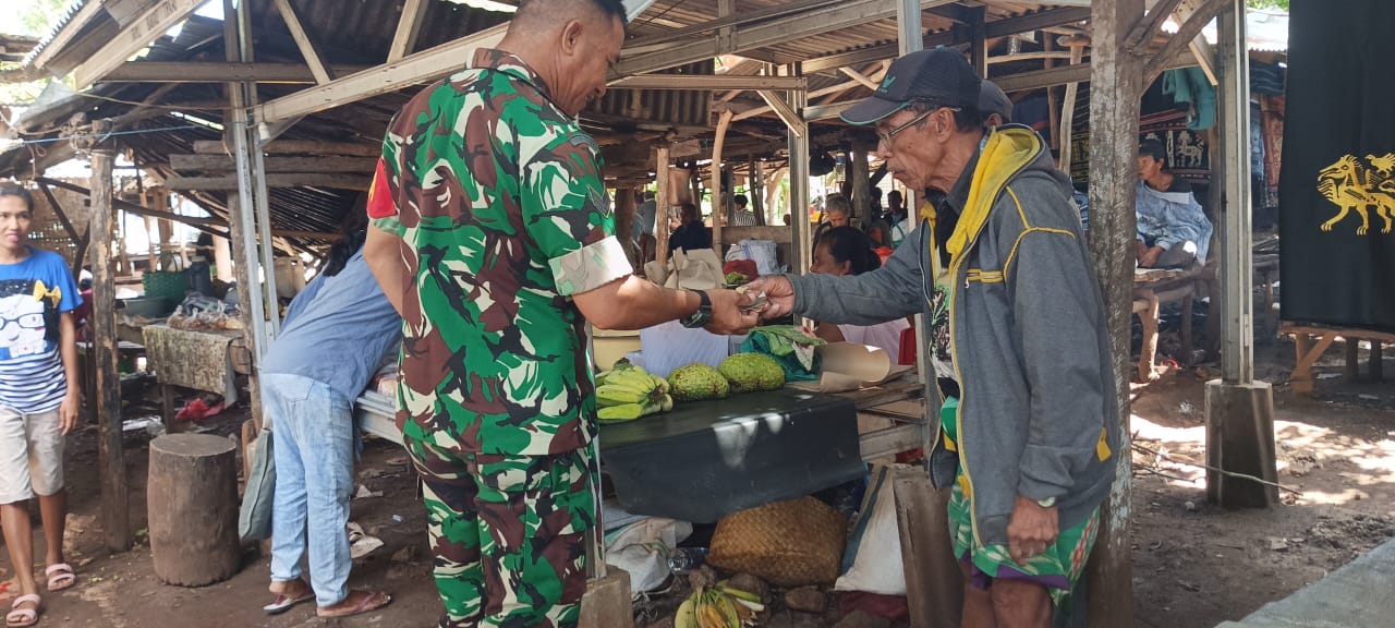Terjun Langsung Ke Pasar Tradisional, Babinsa Koramil 03/Pahunga Lodu Cek Harga Sembako
