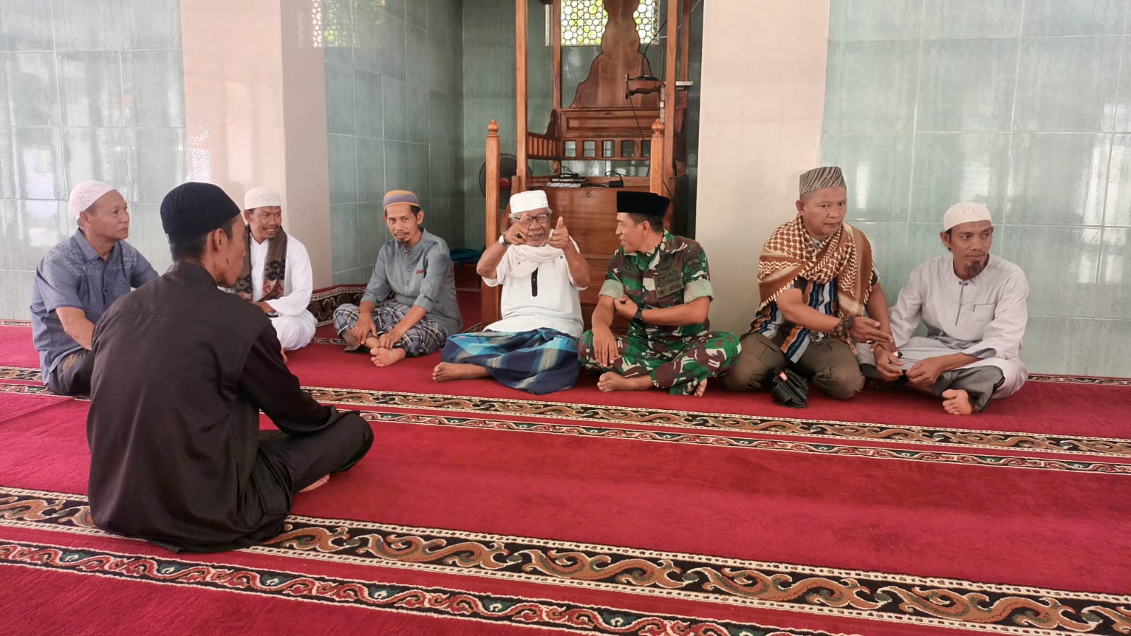 Sholat Jumat Bersama, Pasi Intel Dim 1608/Bima bersama Anggota di Masjid Istiqomah Penatoi