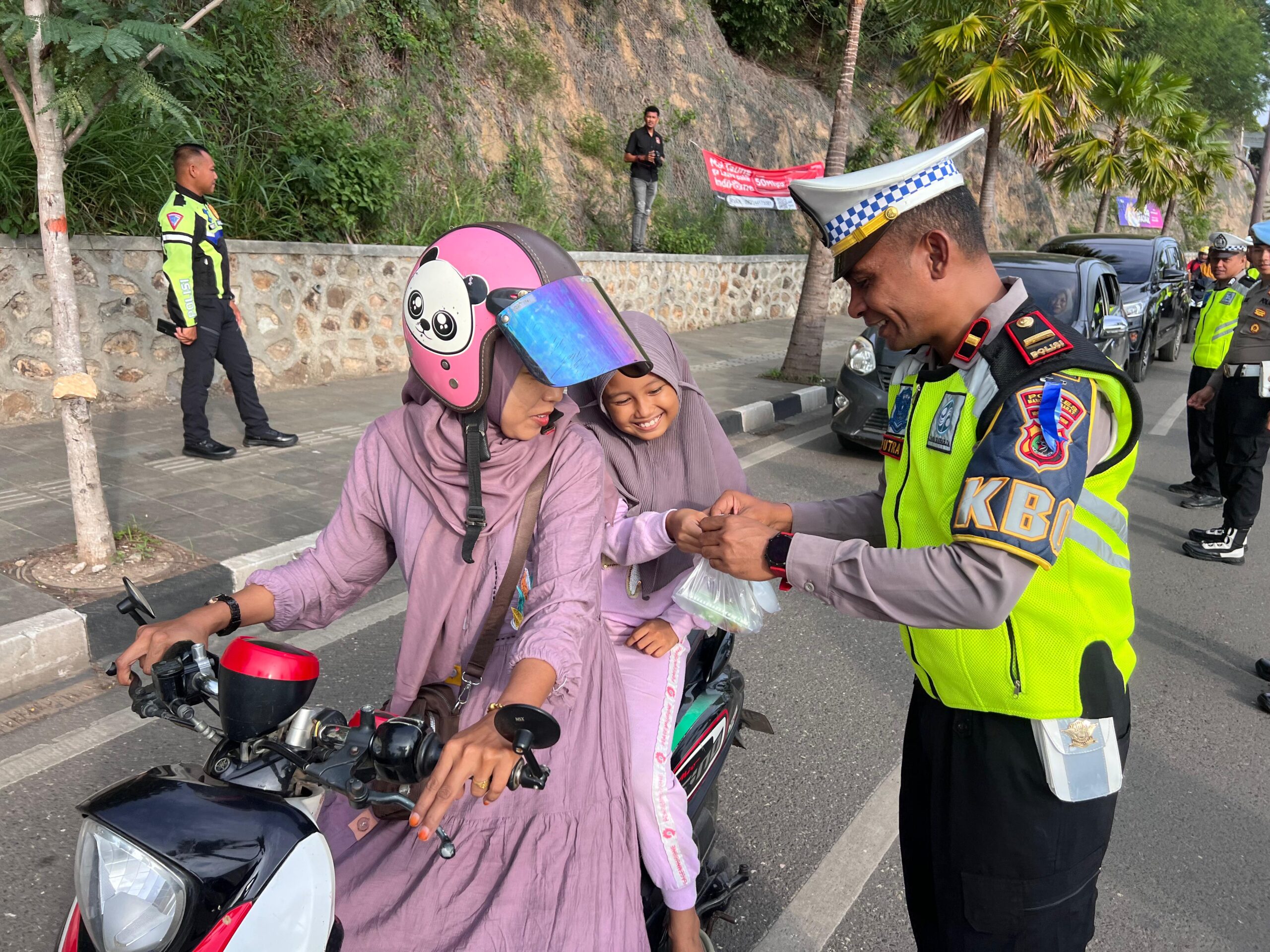 Operasi Keselamatan, Satlantas Polres Mabar Bagi-Bagi Takjil di Labuan Bajo