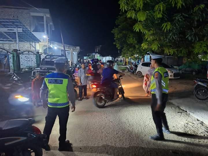 Beri Rasa Aman, Sat Lantas Polres SBD Menggelar Pengamanan Arus Lalulintas Saat Shalat Tarawih di Masjid Agung Al-Falah Waitabula