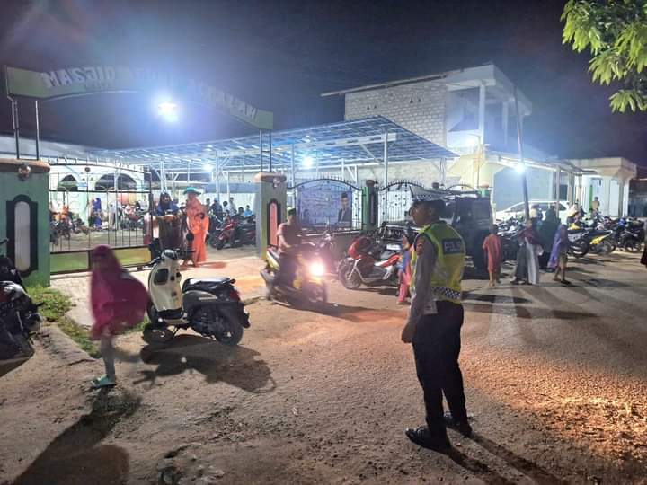 Beri Rasa Aman, Sat Lantas Polres SBD Menggelar Pengamanan Arus Lalulintas Saat Shalat Tarawih di Masjid Agung Al-Falah Waitabula