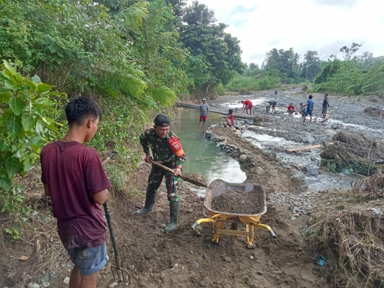 Babinsa 06/Karera Lakukan Kegiatan Karya Bhakti Pembuatan Saluran Irigasi