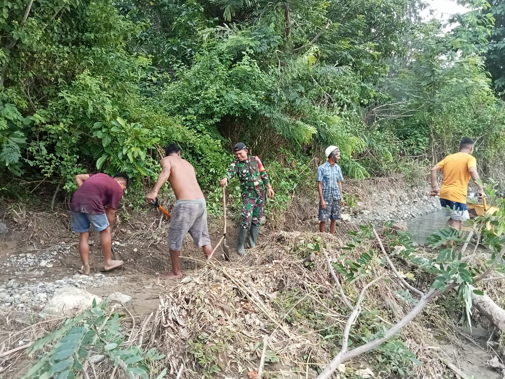 Babinsa 06/Karera Lakukan Kegiatan Karya Bhakti Pembuatan Saluran Irigasi