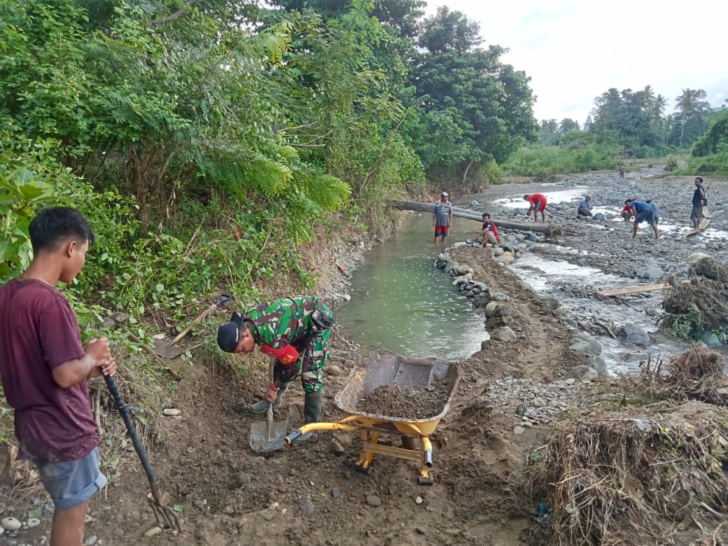 Babinsa 06/Karera Lakukan Kegiatan Karya Bhakti Pembuatan Saluran Irigasi