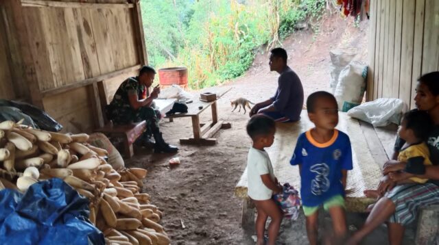 Musim Hujan, Babinsa Tabundung Himbau dan Ingatkan Warga Waspada Bencana Alam