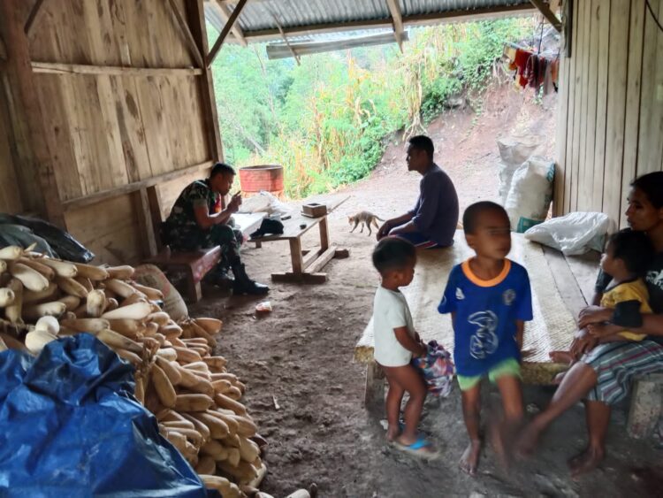 Musim Hujan, Babinsa Tabundung Himbau dan Ingatkan Warga Waspada Bencana Alam