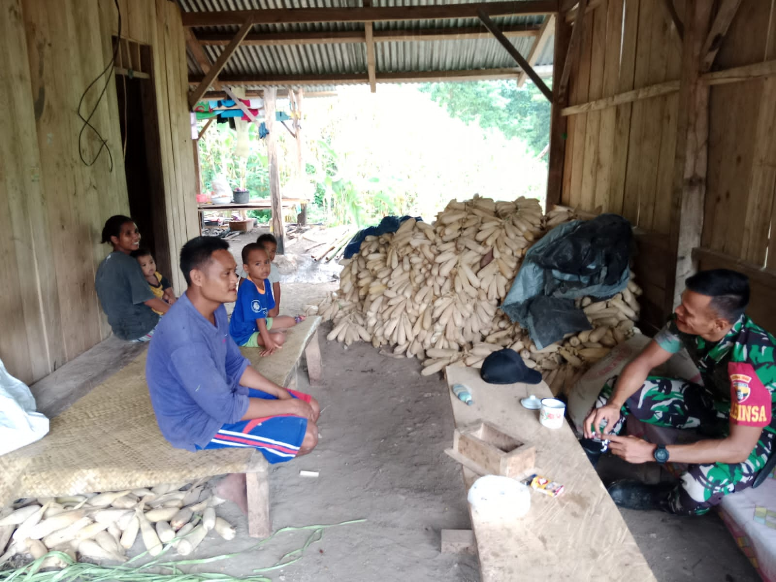 Musim Hujan, Babinsa Tabundung Himbau dan Ingatkan Warga Waspada Bencana Alam