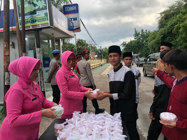 Berkah Ramadhan, Seluruh Satker Polres Bima Bagikan Takjil Berbuka Puasa