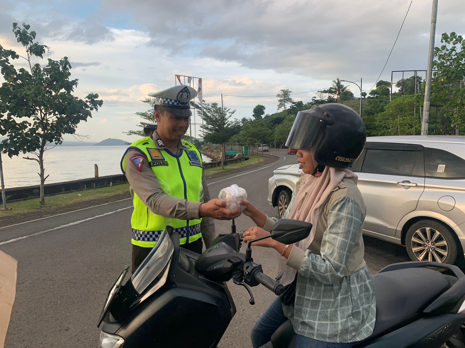 Peduli Kasih di Bulan Ramadhan, Satlantas Polres Bima Berbagai Takjil Ke Pengendara