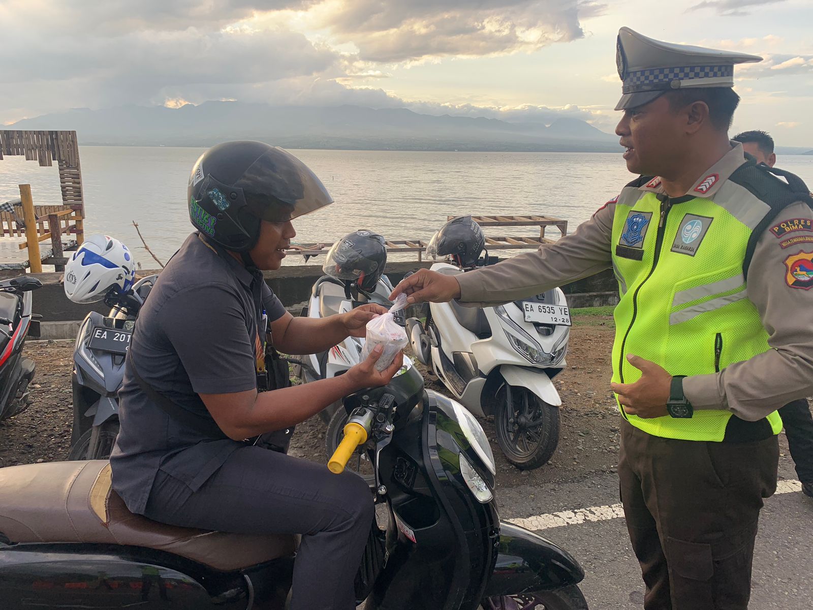 Peduli Kasih di Bulan Ramadhan, Satlantas Polres Bima Berbagai Takjil Ke Pengendara