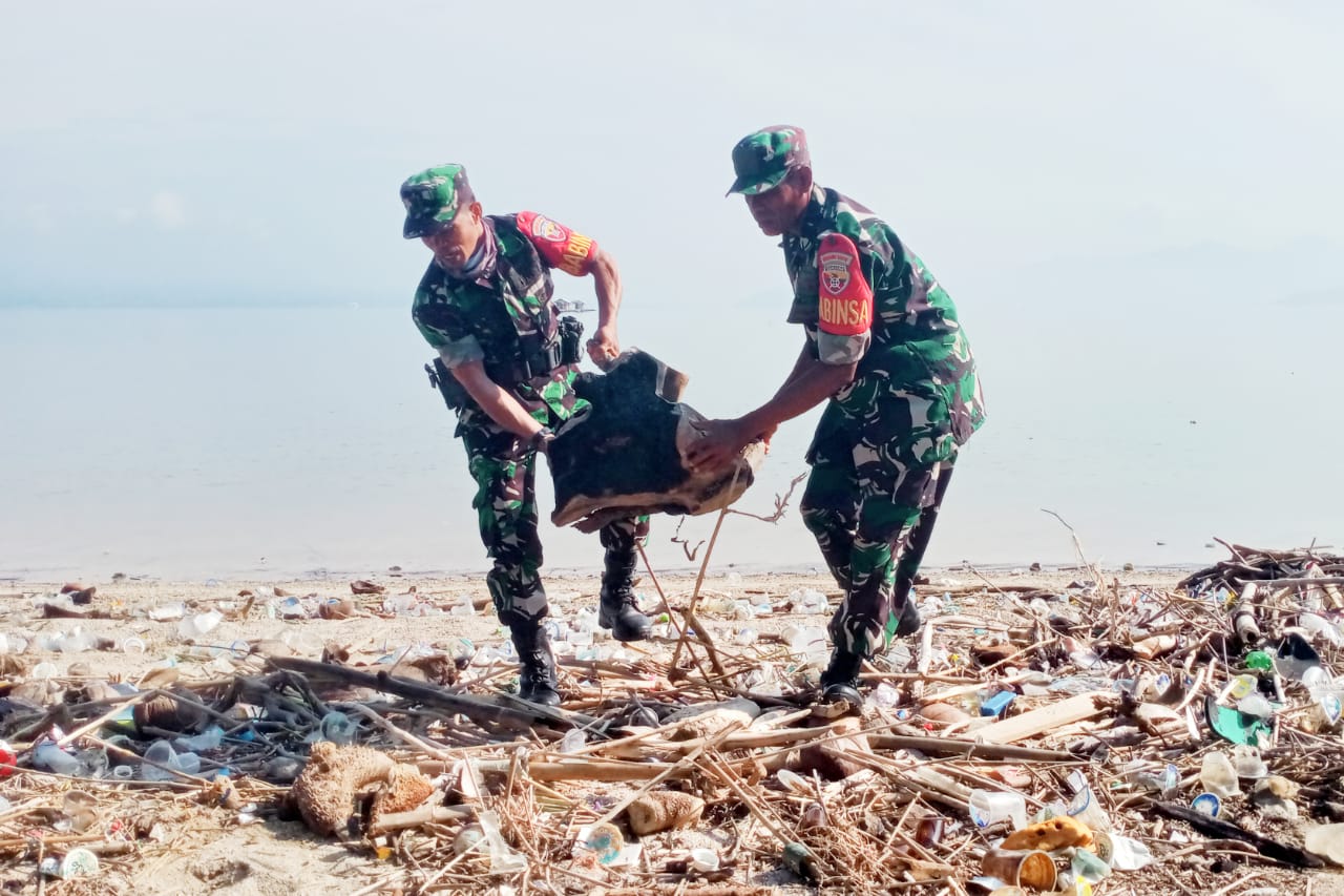 Sinergi TNI, Mahasiswa, dan Masyarakat Bersihkan Pantai dari Polusi Plastik