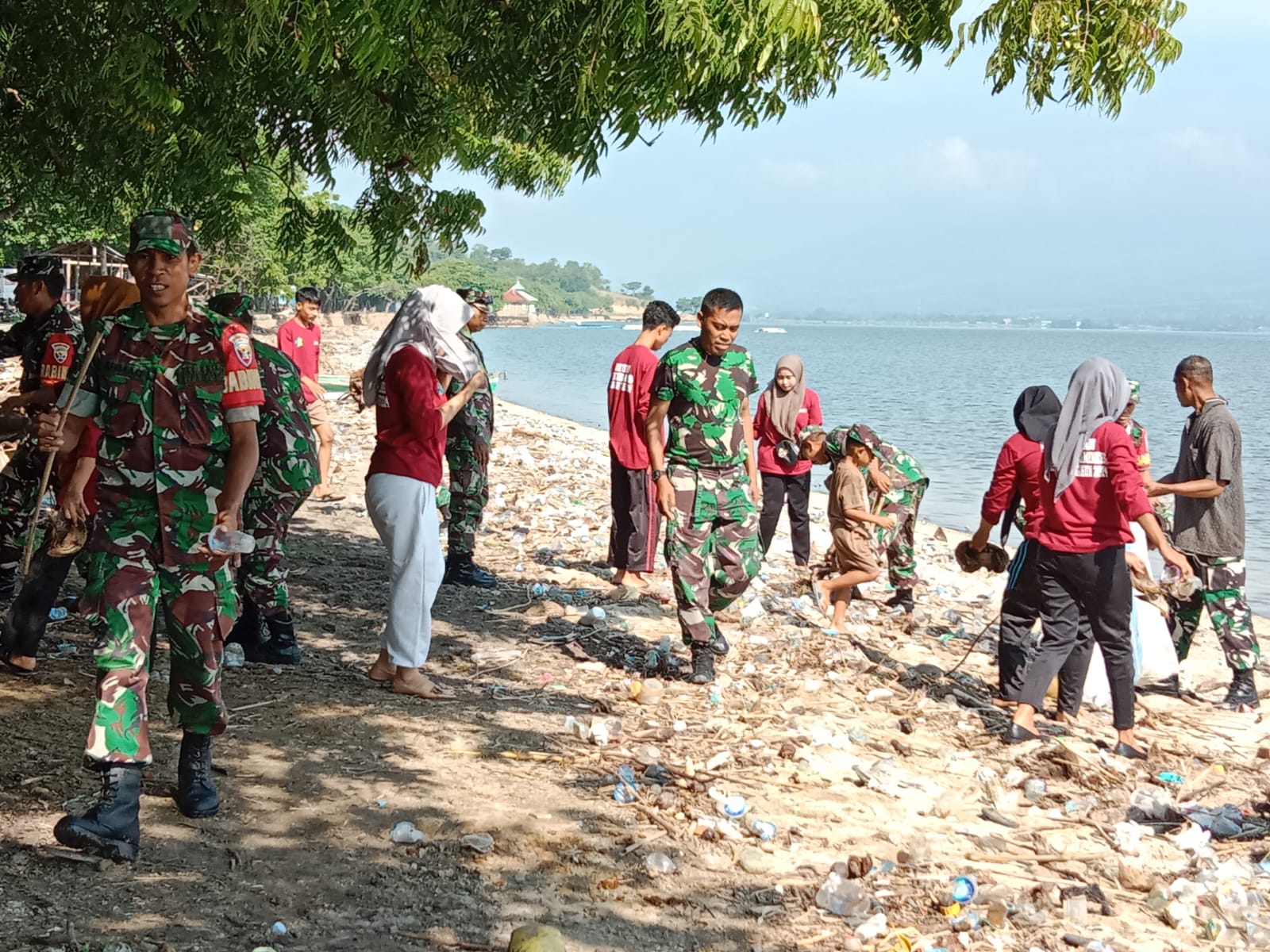 Sinergi TNI, Mahasiswa, dan Masyarakat Bersihkan Pantai dari Polusi Plastik