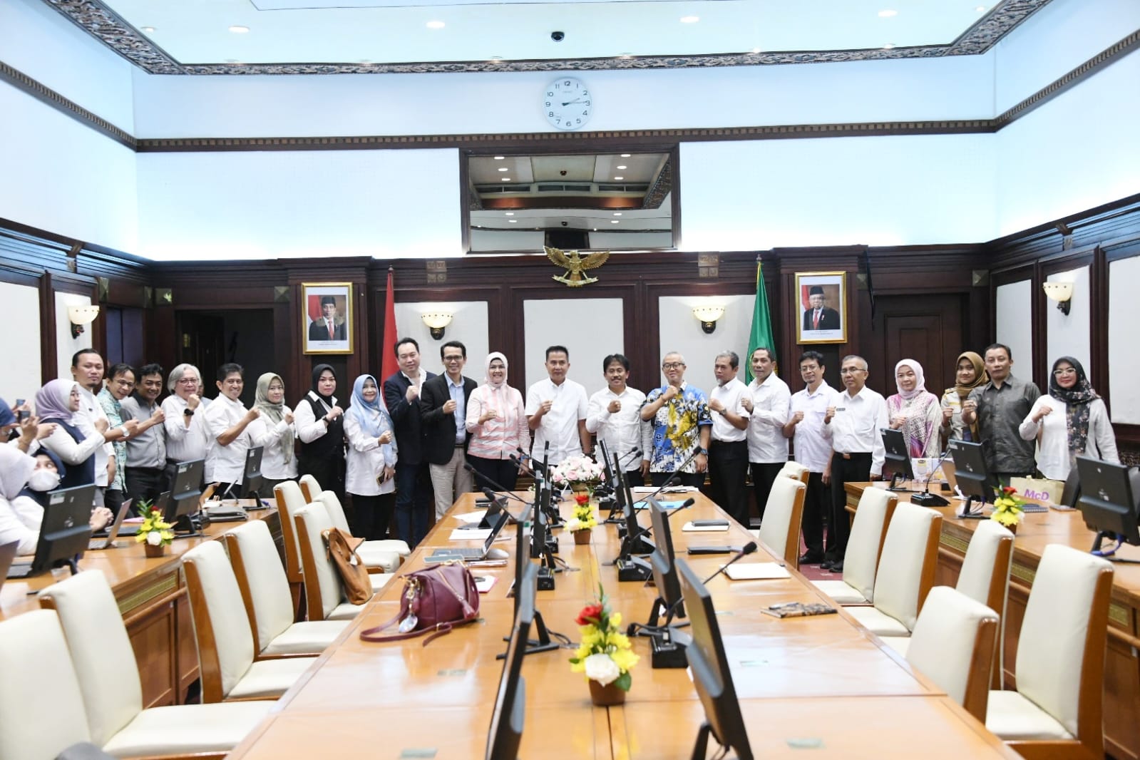 Caption: Penjabat Gubernur Jabar Bey Machmudin, memberikan arahan pada FGD Percepatan Ekspor Mangga Gedong Gincu di RR. Papandayan Gd. Sate, Rabu, (20/3/2024)