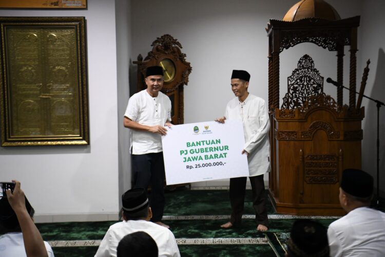 Penjabat Gubernur Bey Machmudin Tarling di Masjid Al Mizan Kejati Jabar