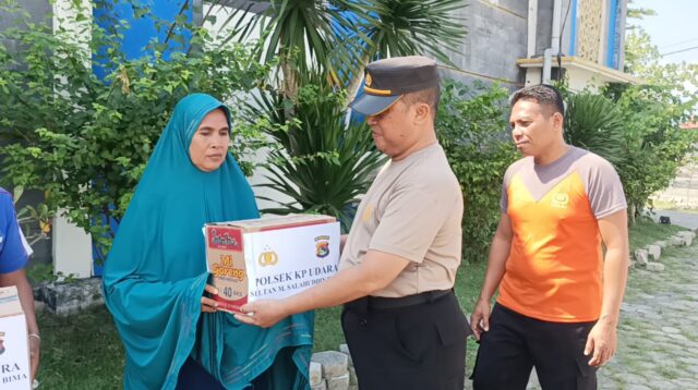 Bhakti Religi Polsek KP3 Bandara Bima Bersihkan Masjid dan Serahkan Bingkisan Kepada Pengurus Masjid