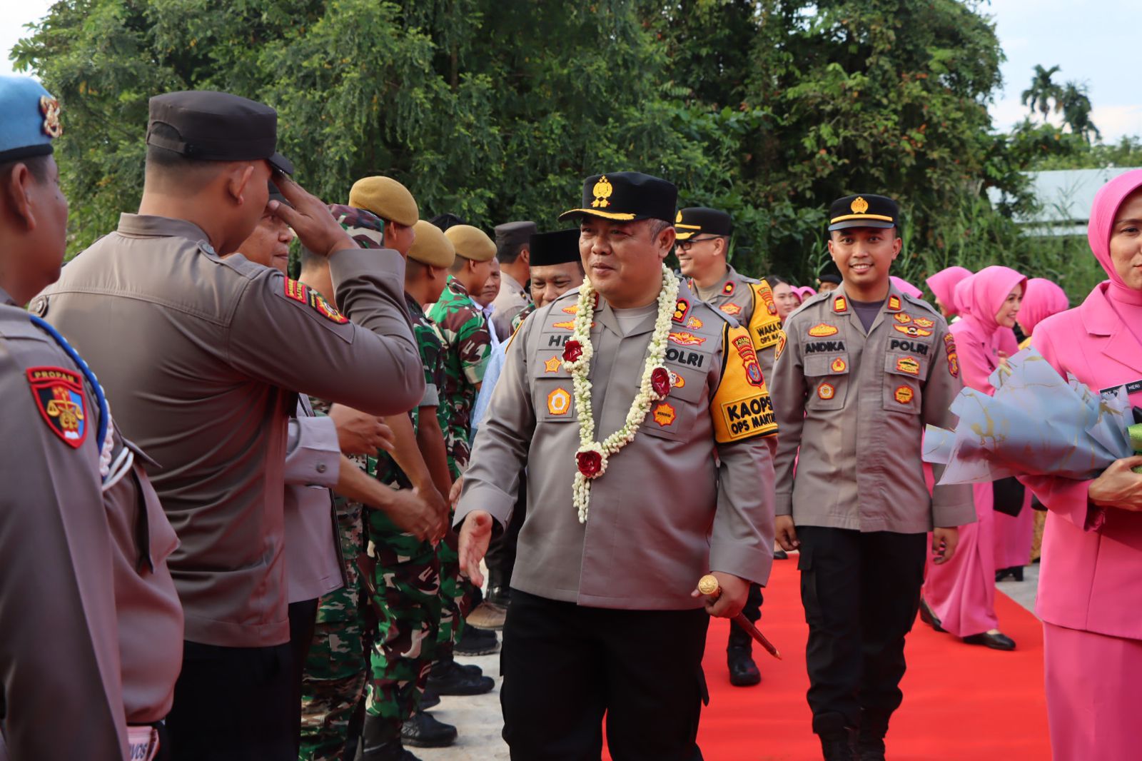 Kunjungan Kerja di Polsek Loa Kulu, Kapolres Kukar Berikan Bantuan dan Tali Asih