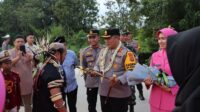 Kunjungan Kerja di Polsek Loa Kulu, Kapolres Kukar Berikan Bantuan dan Tali Asih