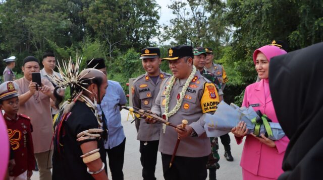 Kunjungan Kerja di Polsek Loa Kulu, Kapolres Kukar Berikan Bantuan dan Tali Asih