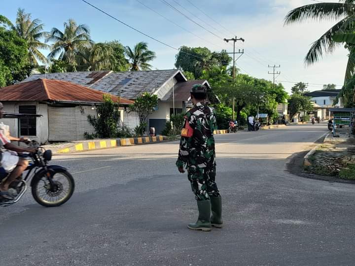 Berikan Rasa Aman, Babinsa Rindi Umalulu Bantu Siswa Menyeberang Jalan