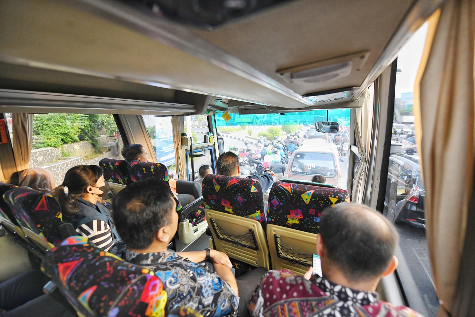Friday Car Free Bey Machmudin Ngantor ke Gedung Sate Naik Bus Bersama Pegawai
