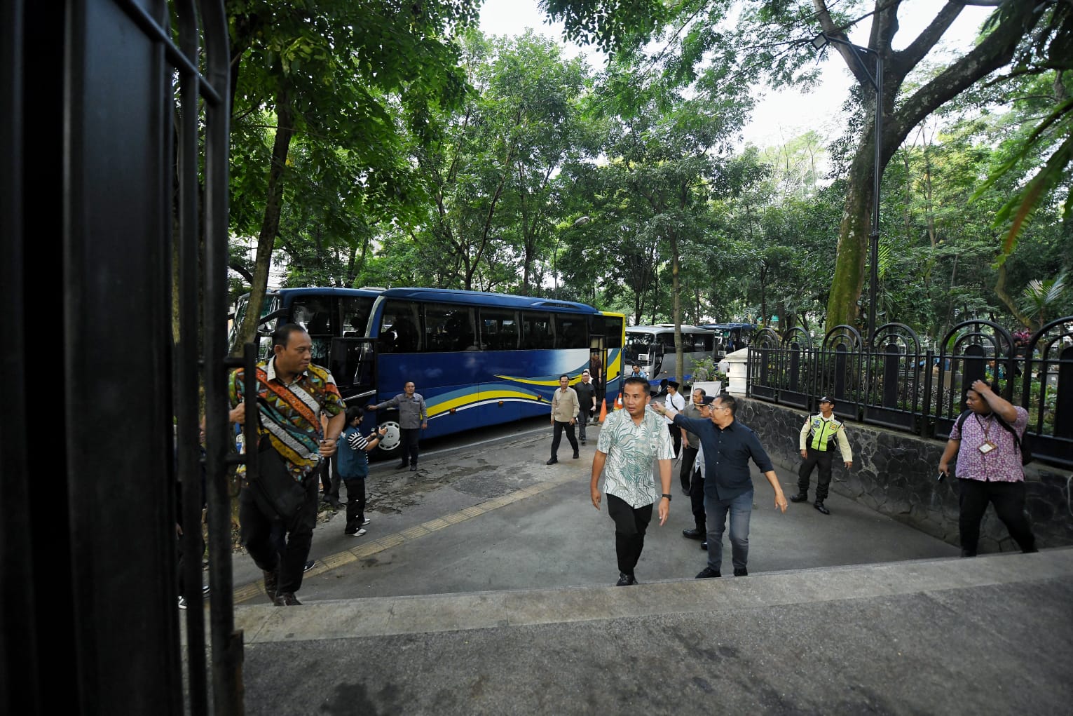 Friday Car Free Bey Machmudin Ngantor ke Gedung Sate Naik Bus Bersama Pegawai