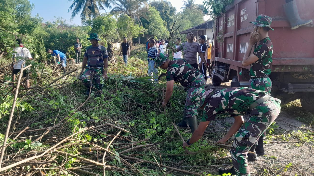 Jumat Bersih Kodim 1601/Sumba Timur Bersama Pemda dan Warga Melaksanakan Karya Bakti Bersama Berantas DBD