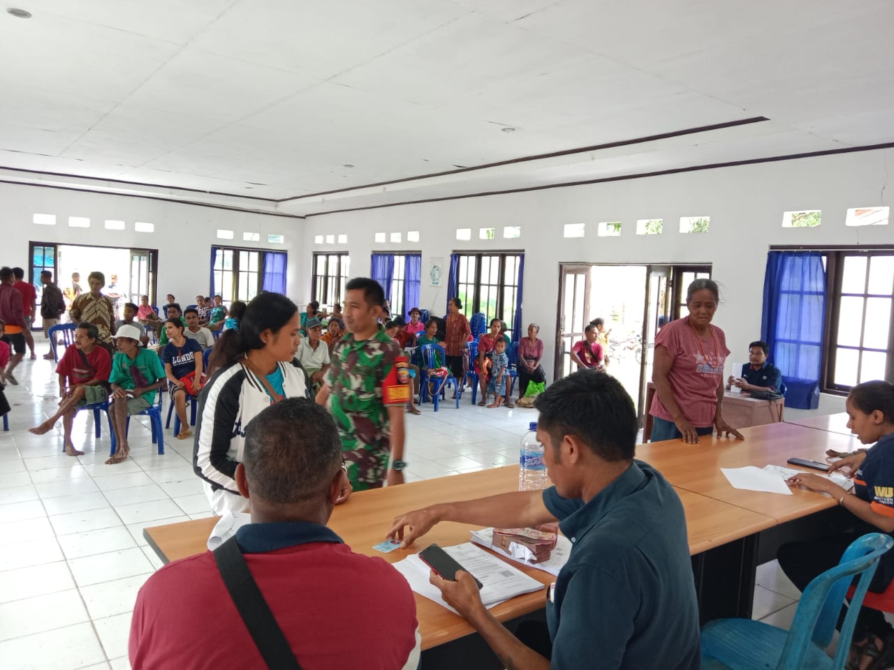 Pastikan Tepat Sasaran, Babinsa Tabundung Dampingi Penyaluran Bansos