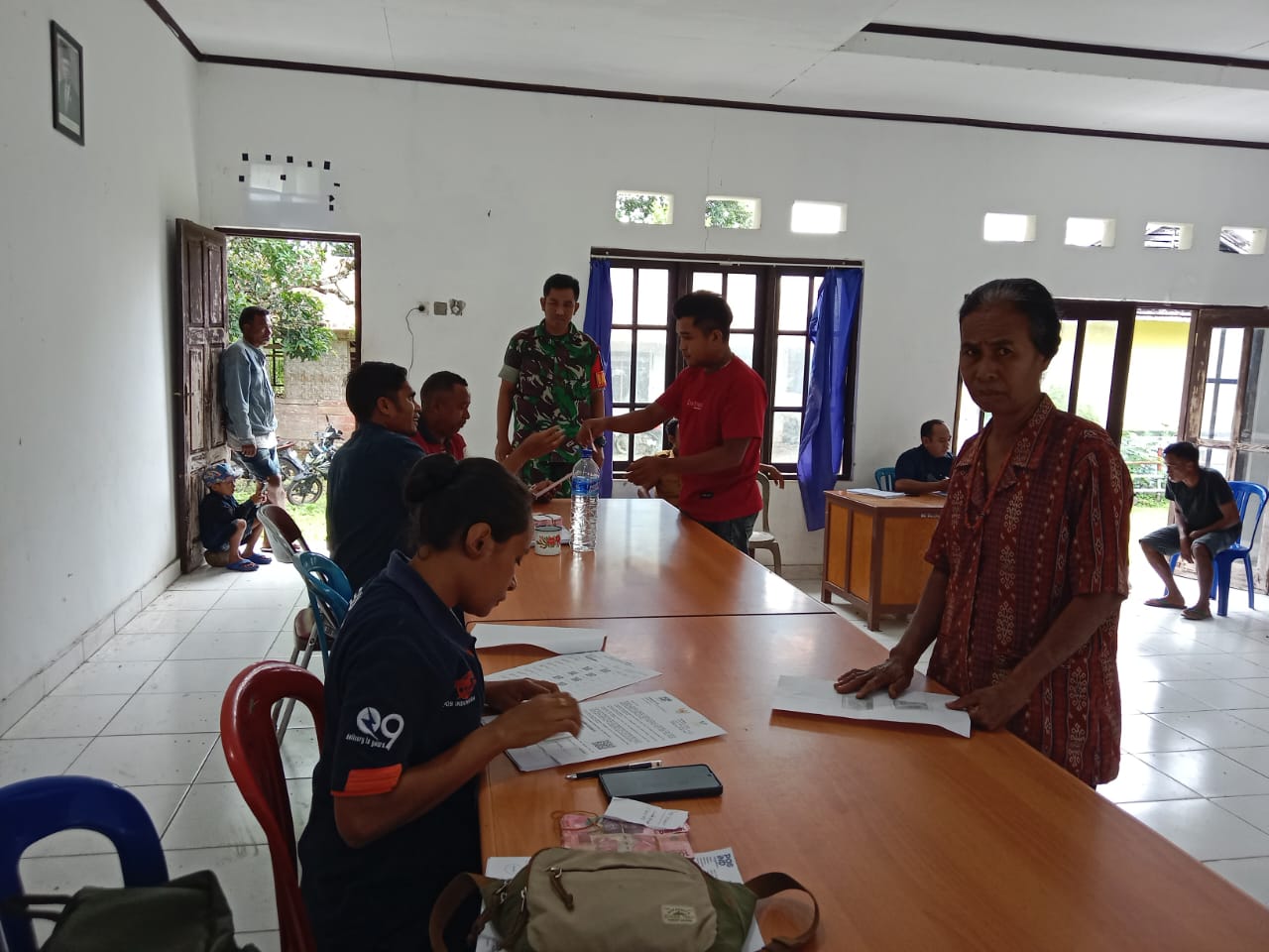 Pastikan Tepat Sasaran, Babinsa Tabundung Dampingi Penyaluran Bansos