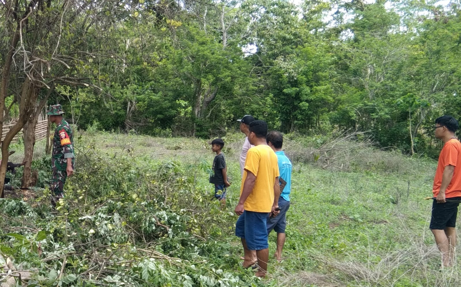 Babinsa Lewa Kerja Bakti Bersihkan Ranting dan Pohon Di Sekitar Kantor Kecamatan Letis