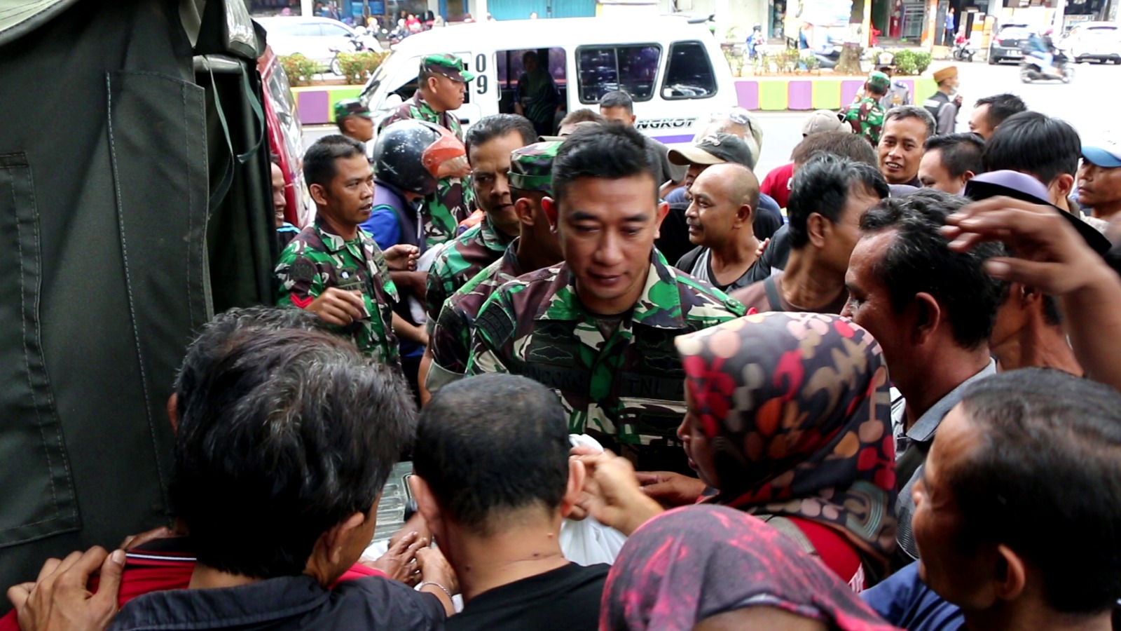 Kodim 0613/Ciamis Melaksanakan Baksos Yang Bertajuk Jumat Berkah Berbagi Kepada Sesama