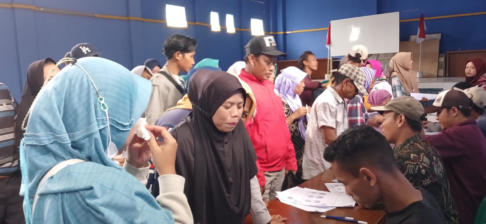 Pemdes Bugel Bersama Pihak Pos Menyalurkan Bansos Berupa Beras Di Gedung Olah Raga