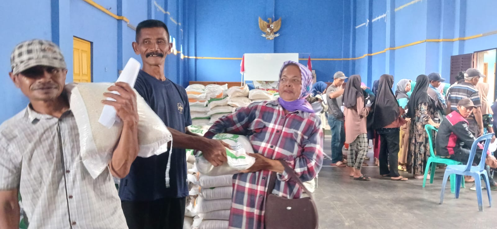 Pemdes Bugel Bersama Pihak Pos Menyalurkan Bansos Berupa Beras Di Gedung Olah Raga