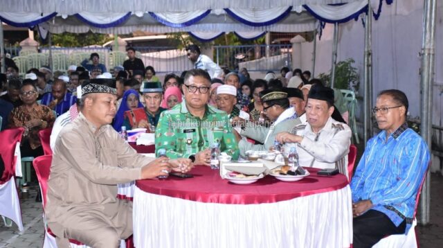 Pj. Wali Kota Buka Puasa Bersama di Masjid Darusalam Sikumana