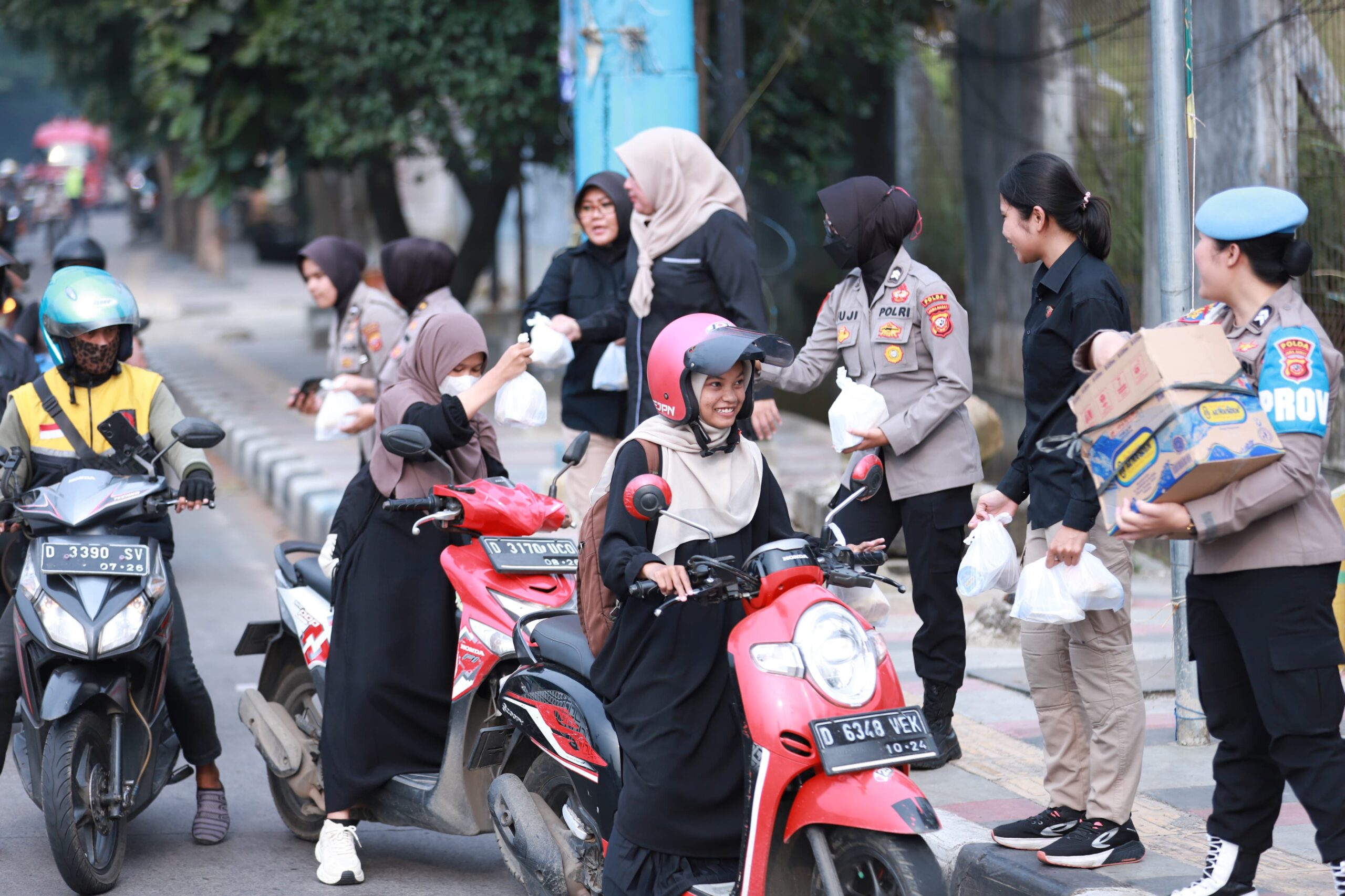 Raih Berkah Ramadhan, Polwan Polda Jabar Bagi Bagi Takjil Gratis Kepada Masyarakat Pengguna Jalan