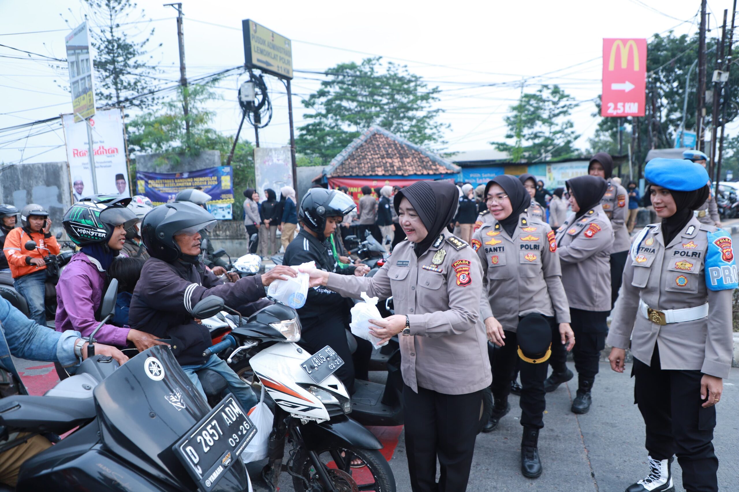 Raih Berkah Ramadhan, Polwan Polda Jabar Bagi Bagi Takjil Gratis Kepada Masyarakat Pengguna Jalan