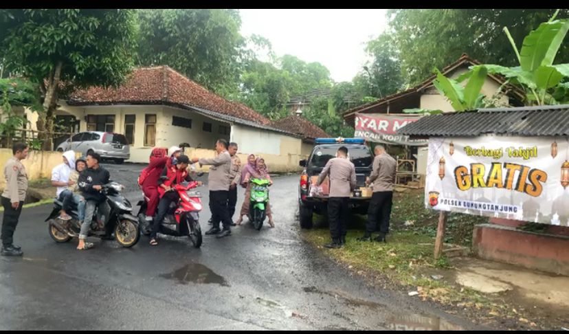 Berkah Ramadhan, Kapolsek Gunungtanjung Bagikan Takjil Gratis